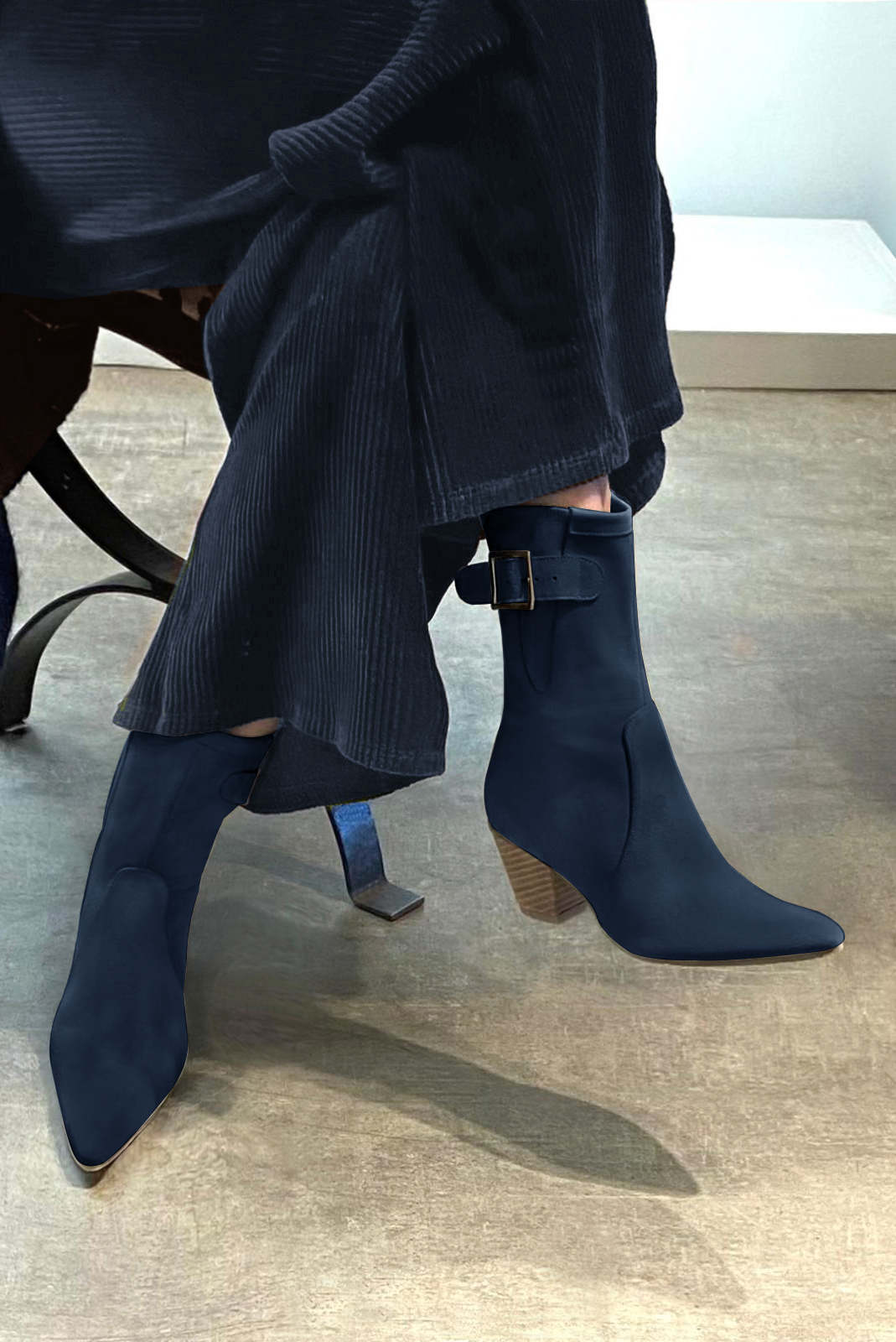 Navy blue women's ankle boots with a zip on the inside. Tapered toe. Medium cone heels. Worn view - Florence KOOIJMAN